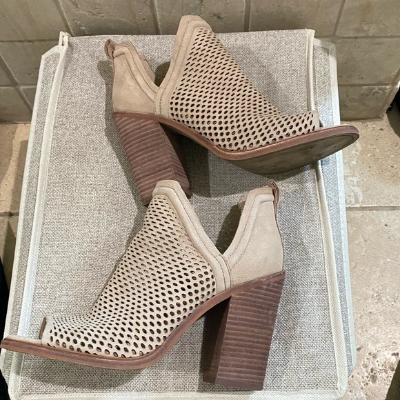 Vince Camuto Bootie - Picture 3 of 7